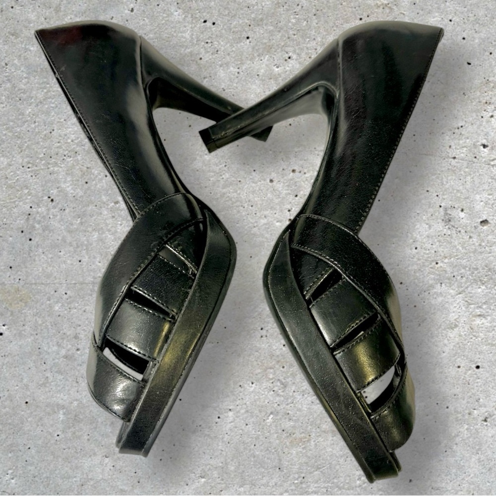 FIONI Black Cross Strap Heels. Size 8 - Picture 2 of 8